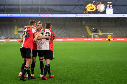 Guus Til of Feyenoord celebrates scoring 2-1 with his
