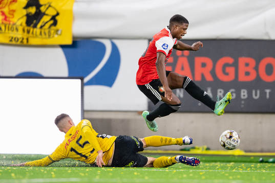Leo Väisänen of Elfsborg and Tyrell Malacia of Feyenoord