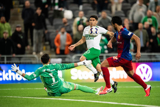 Paulinho of Hammarby and goalkeeper Heinz Lindner of Basel