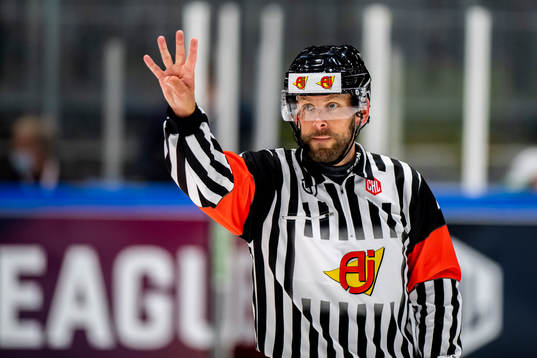 Referee Marcus Linde