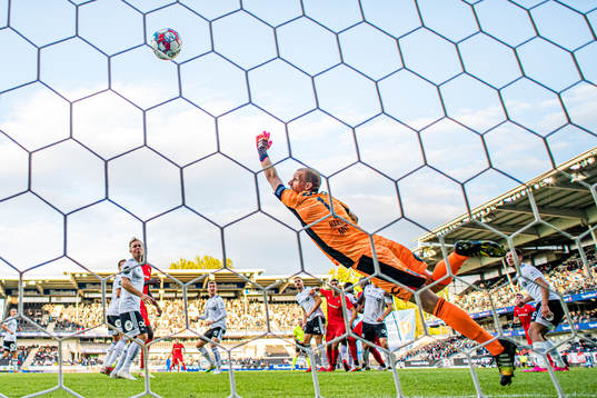 Nayef Aguerd of Rennes scores the 0-2 goal behind Andre