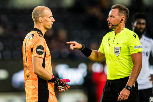 Andre Hansen of Rosenborg and Pawel Raczkowski, referee