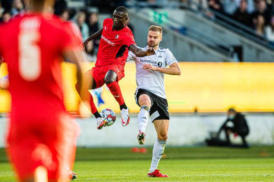Sehrou Guirassy of Rennes and Holmar Örn Eyjolfsson of