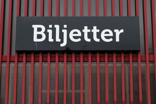 En skylt som texten Biljetter