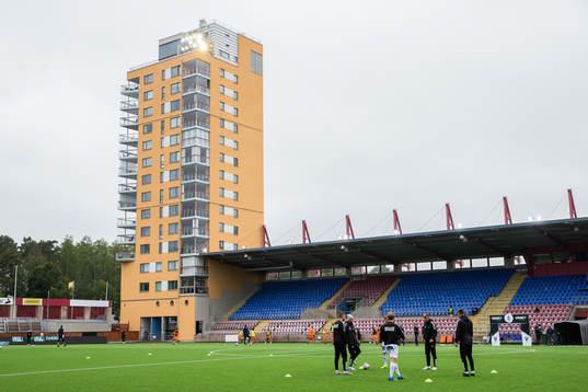 Spelarna värmer upp på Tunavallen