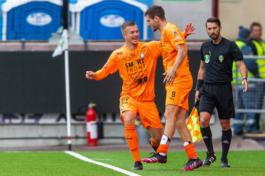 AFC Eskilstunas Ashley Mark Coffey jublar med Alexander Ahl