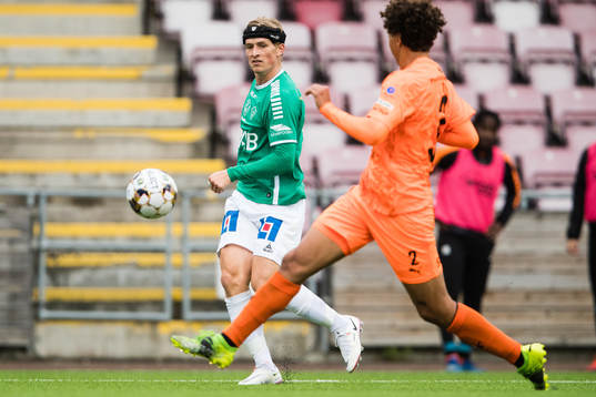Brages Douglas Karlberg och AFC Eskilstunas Robin Tihi