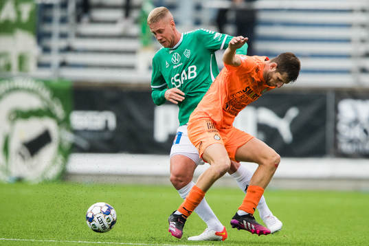 Brages Mattias Liljestrand och AFC Eskilstunas Ashley Mark