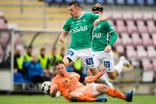 Brages Leonard Pllana och AFC Eskilstunas Abdelkarim Mammar