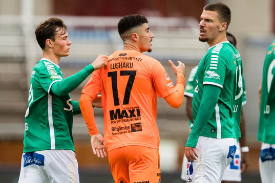 Brages Filip Sjöberg och Shkodran Maholli talar med AFC
