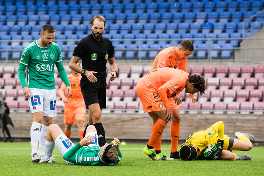 Brages Douglas Karlberg och AFC Eskilstunas målvakt Noel