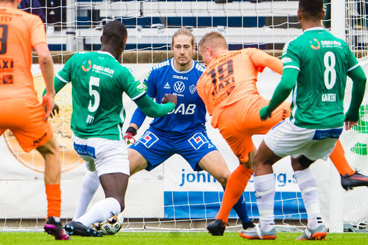 Brages målvakt Adrian Engdahl med blicken på bollen