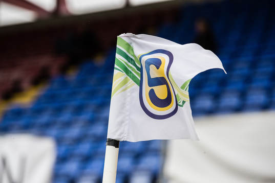 En hörnflagga med Supertettans logotyp