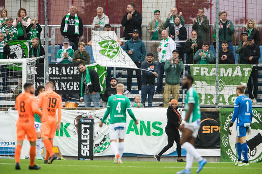 Supportrar till Brage följer spelet