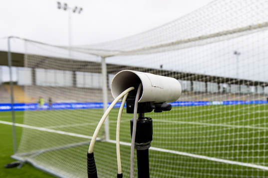 En kamera bakom ett fotbollsmål