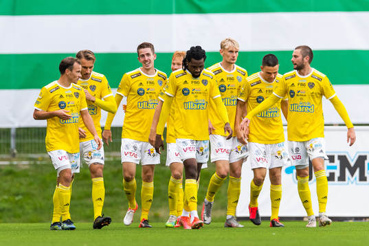 Falkenbergs Adam Eriksson jublar med lagkamrater