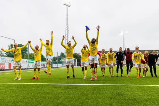 Falkenbergs spelare med tvåmålsskytten Kwame Kizito (m)