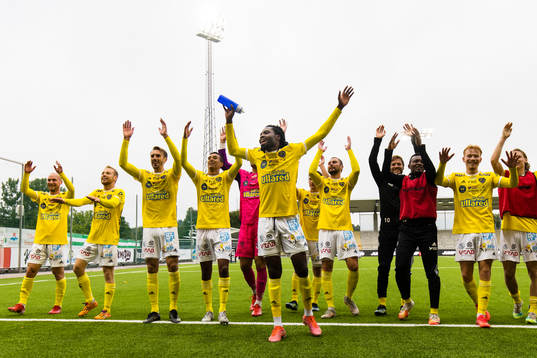 Falkenbergs spelare med tvåmålsskytten Kwame Kizito (m)