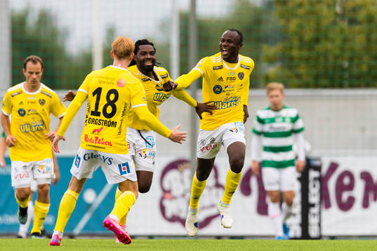 Falkenbergs Kwame Kizito gör 0-1 och jublar med Linus