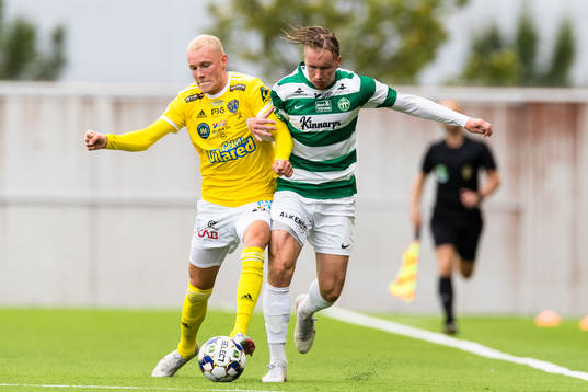 Falkenbergs Adam Bergmark Wiberg i kamp om bollen med