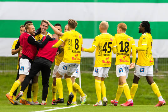 Falkenbergs Adam Eriksson gör 0-2 och jublar med