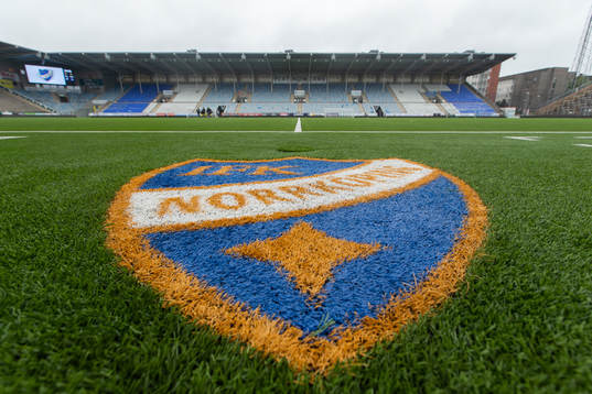IFK Norrköpings logotyp i gräset