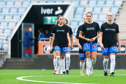 Spelare ur Norrköping går inpå planen