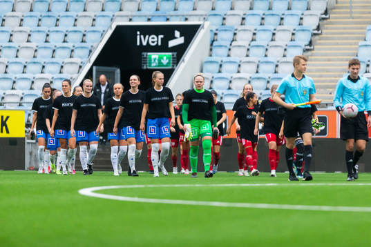 Spelare ur Norrköping går inpå planen