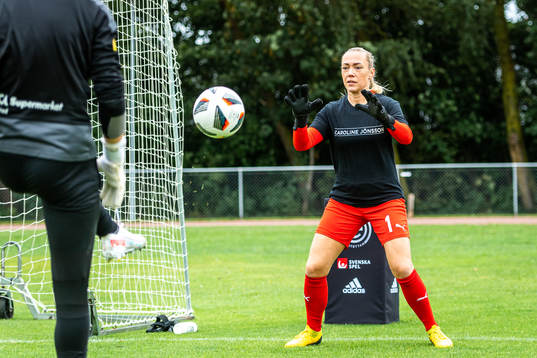 Borgebys målvakt Josefin Månsson värmer upp