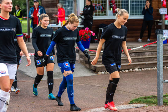 Uppsalas Agnes Nyberg och målvakt Sandra Jakobsen