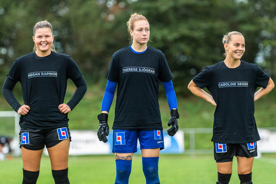 Uppsalas Ellen Arbman Hansing, målvakt Sandra Jakobsen och