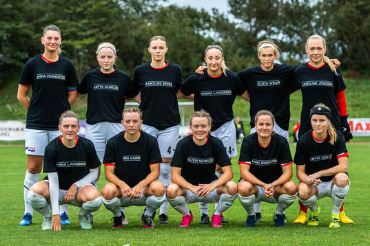 Borgebys spelare ställer upp för en lagbild