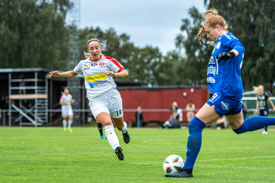 Borgebys Tilde Olsson och Uppsalas målvakt Sandra Jakobsen