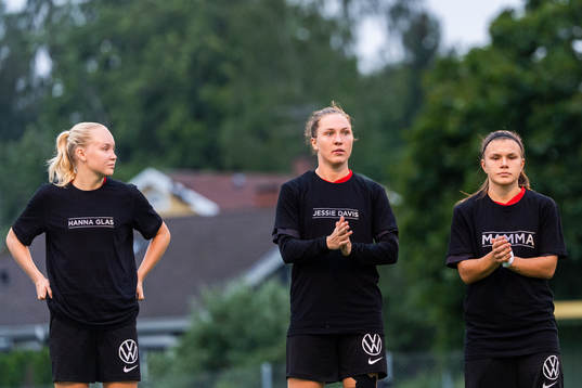 Brommapojkarnas spelare i specialdesignade t-shirts