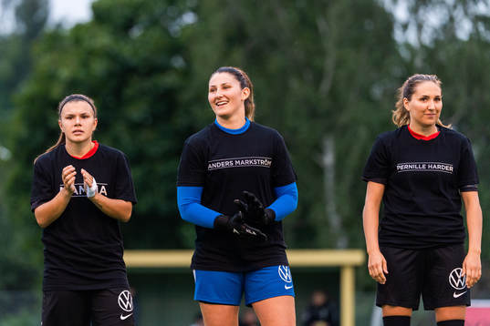 Brommapojkarnas spelare i specialdesignade t-shirts