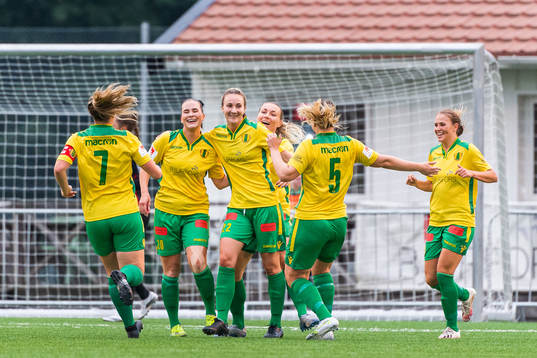 Bollstanäs Emma Lund jublar med lagkamrater
