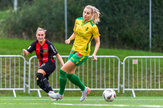 Brommapojkarnas Jennifer Sjösten och Bollstanäs Julia