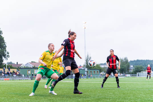 Bollstanäs Linnéa Rimeika och Brommapojkarnas Mathilda