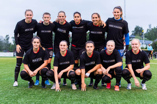 Brommapojkarnas startelva i specialdesignade t-shirts