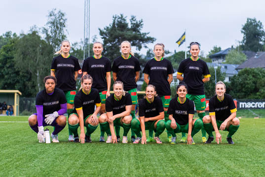 Bollstanäs startelva i specialdesignade t-shirts