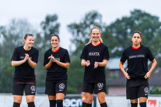 Brommapojkarnas spelare i specialdesignade t-shirts