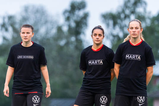 Brommapojkarnas spelare i specialdesignade t-shirts