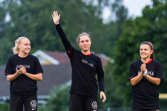 Brommapojkarnas spelare i specialdesignade t-shirts
