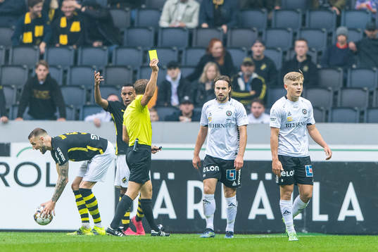 Örebros Kevin Walker varnas av domare Andreas Ekberg