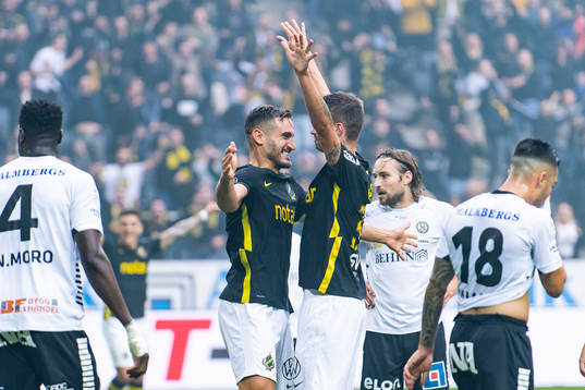s Sotirios Papagiannopoulos jublar med Mikael Lustig