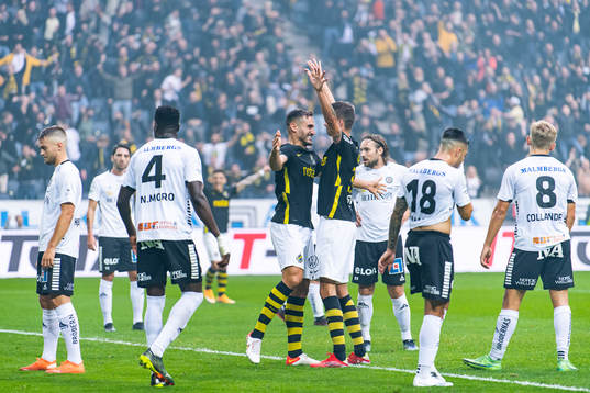 s Sotirios Papagiannopoulos jublar med Mikael Lustig