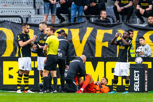 s målvakt Kristoffer Nordfeldt får vård