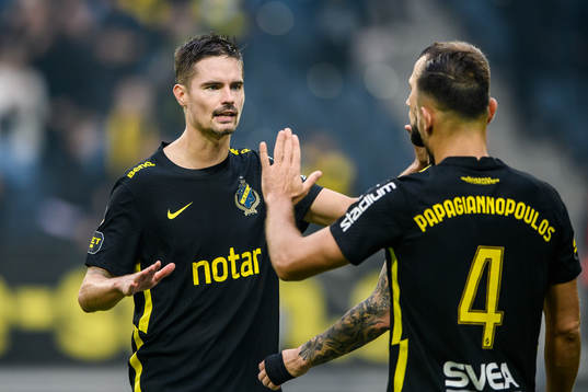 s Mikael Lustig och Sotirios Papagiannopoulos jublar