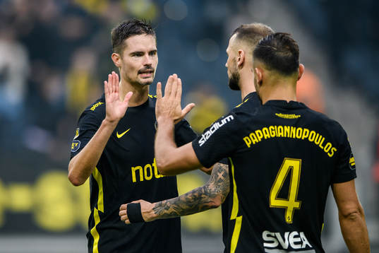 s Mikael Lustig och Sotirios Papagiannopoulos jublar