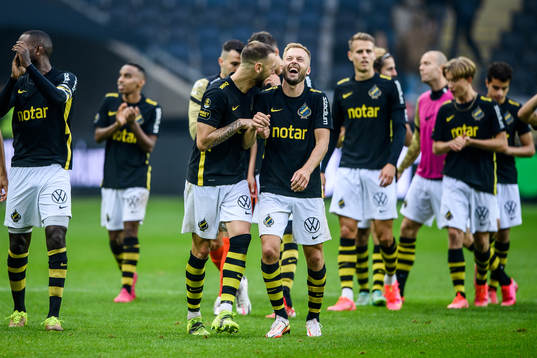 s Alexander Milosevic och Sebastian Larsson jublar